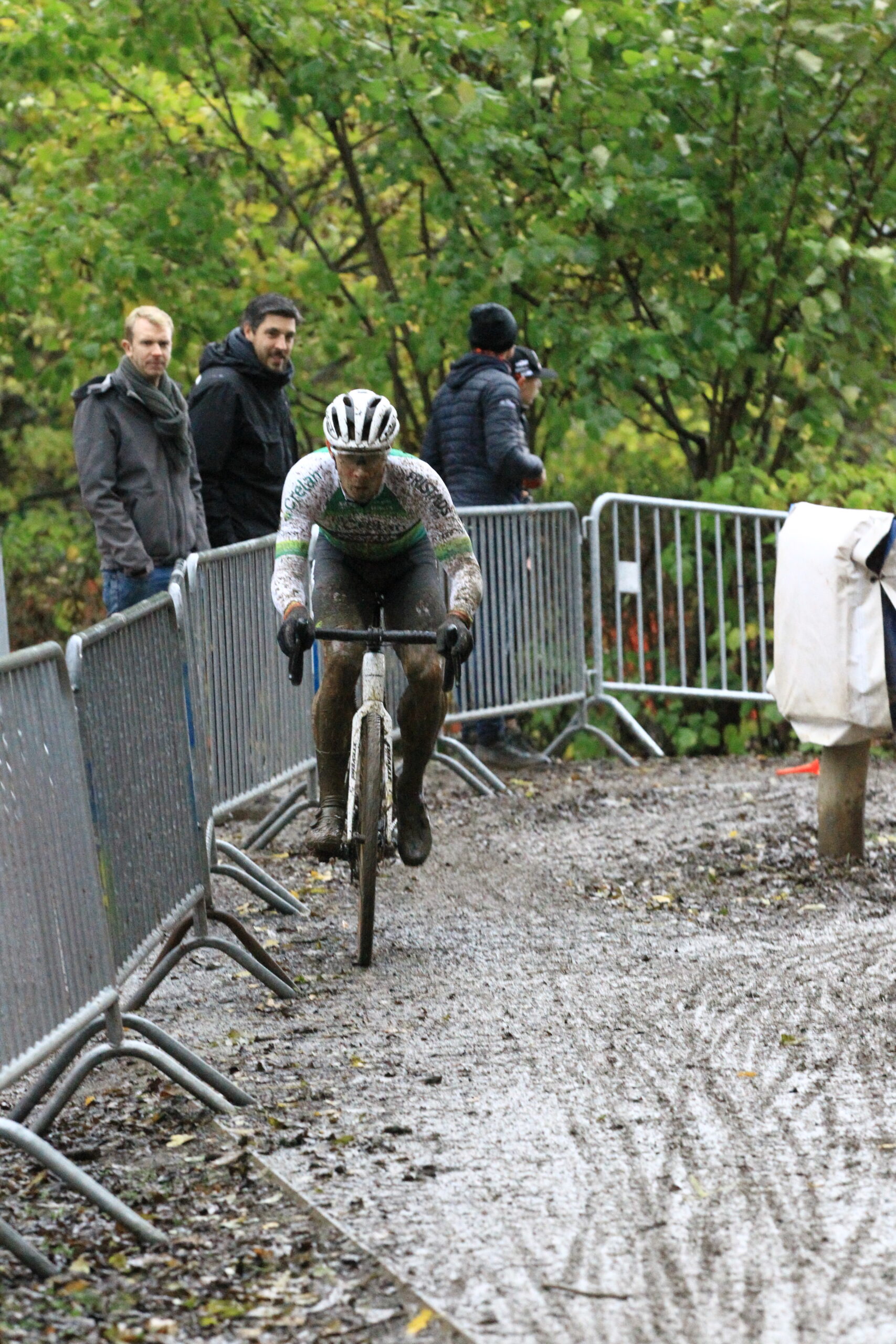 Laurens Sweeck verliest BK van Michael Vanthourenhout door onsportief gedrag in materiaalpost