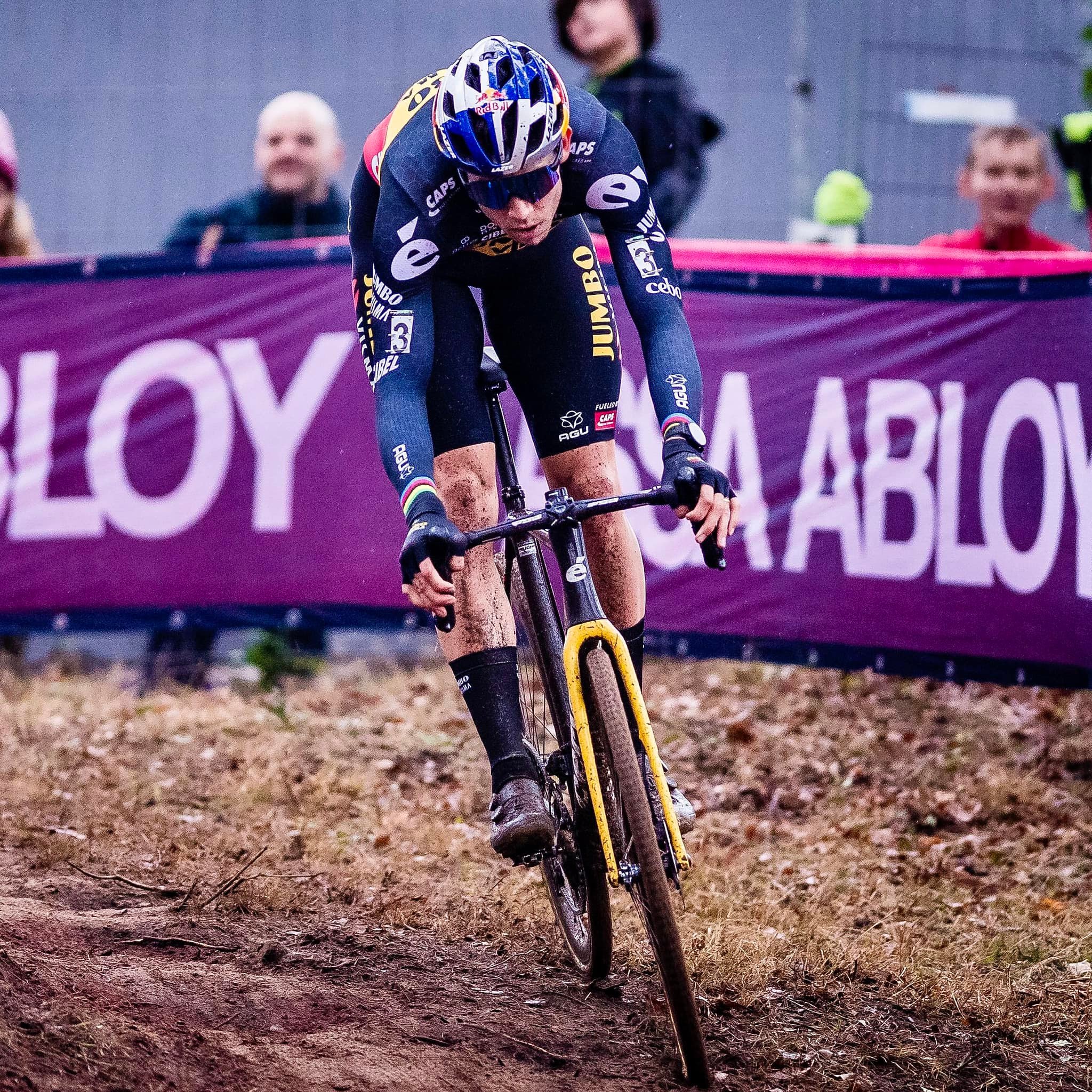 Wout Van Aert toont zich de beste in het zand van Koksijde