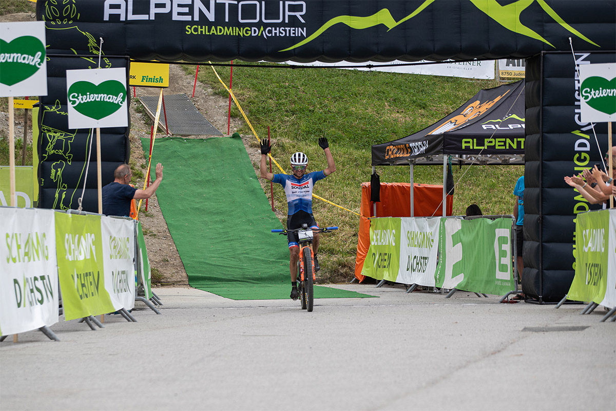 Titelverdediger Paez begint met ritzege, Tsjechische Kalasova verrast bij de vrouwen in eerste etappe in Alpentour Trophy