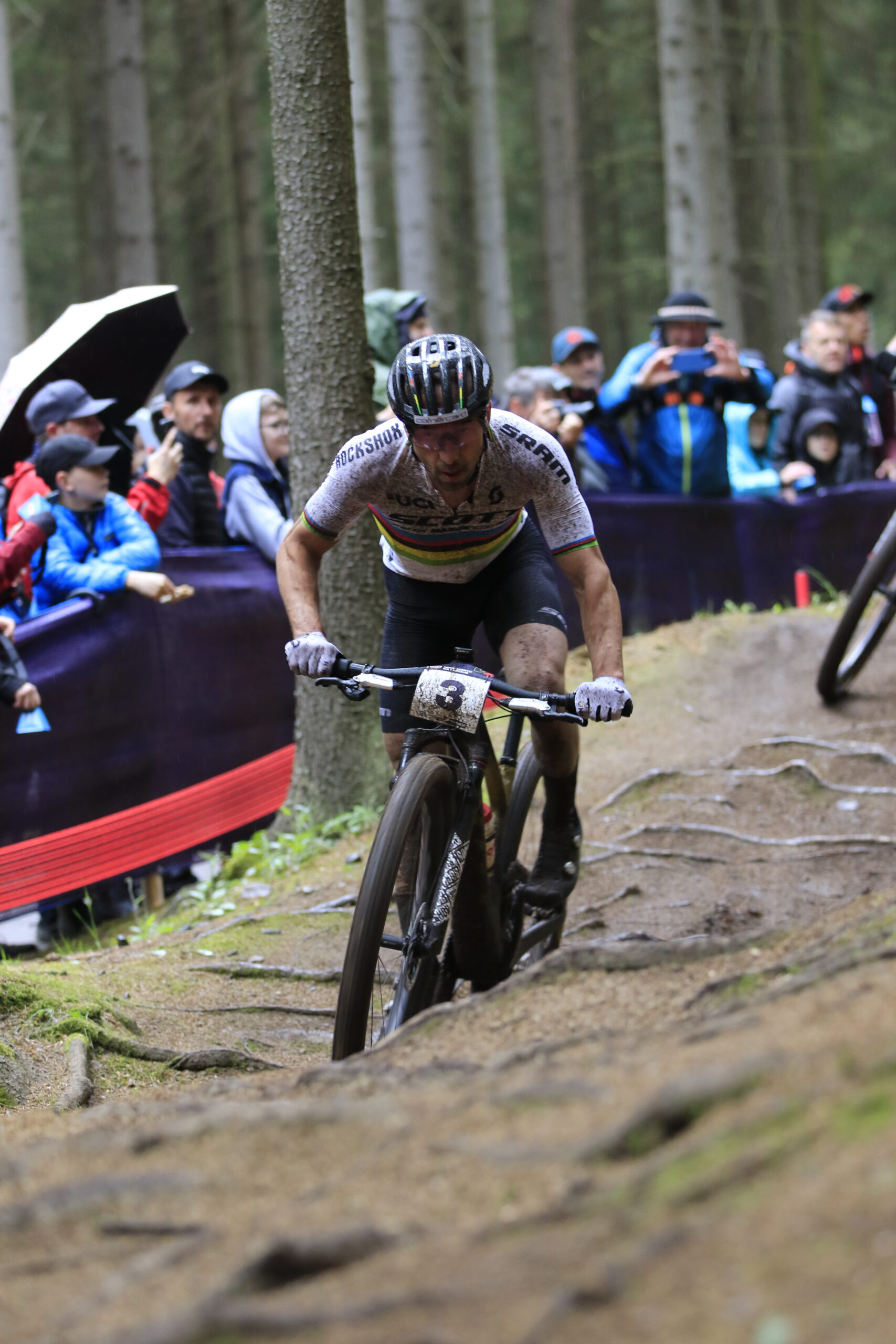 Het is gebeurd: Nino Schurter breekt record wereldbekerzeges in eigen Lenzerheide