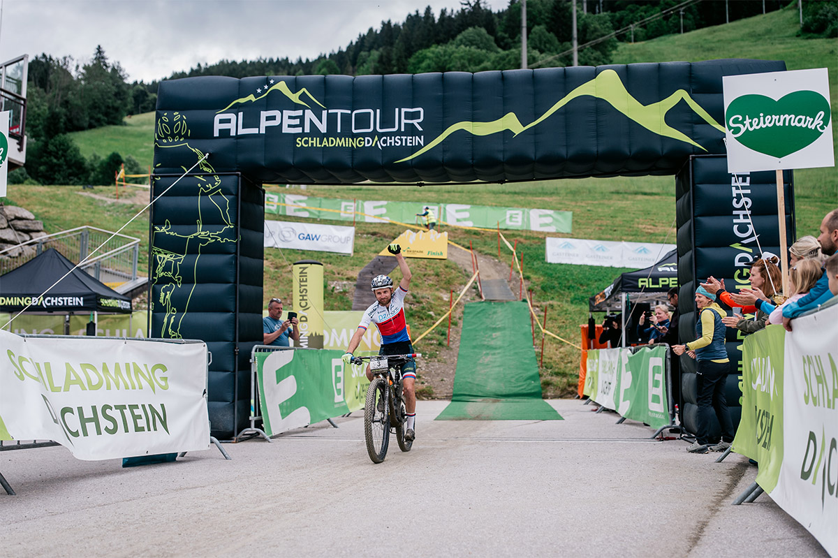 Opnieuw Petrus en Kalosova aan het feest in derde etappe Alpentour Trophy