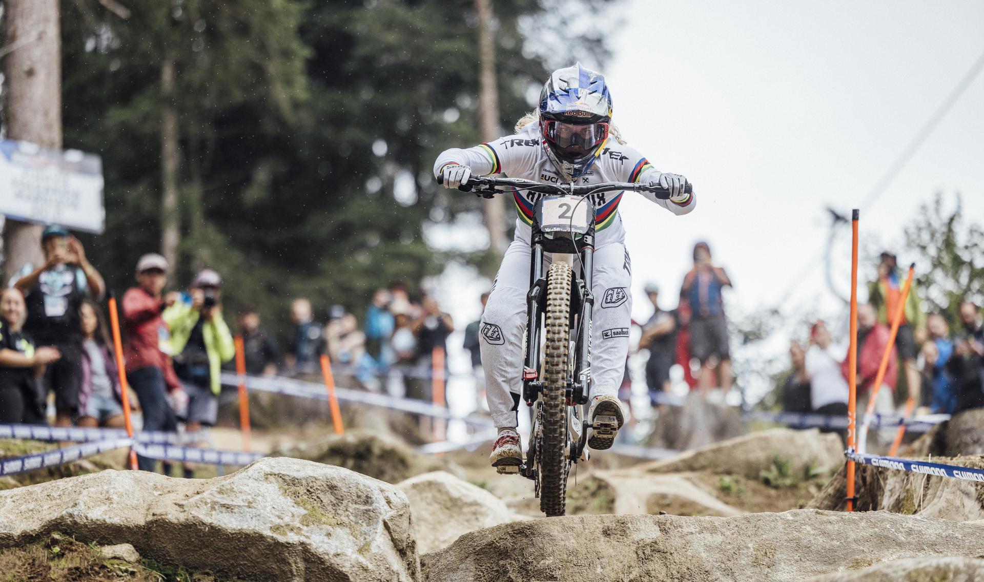 Valentina Höll en Jackson Goldstone zegevieren in spectaculaire downhill in Val di Sole