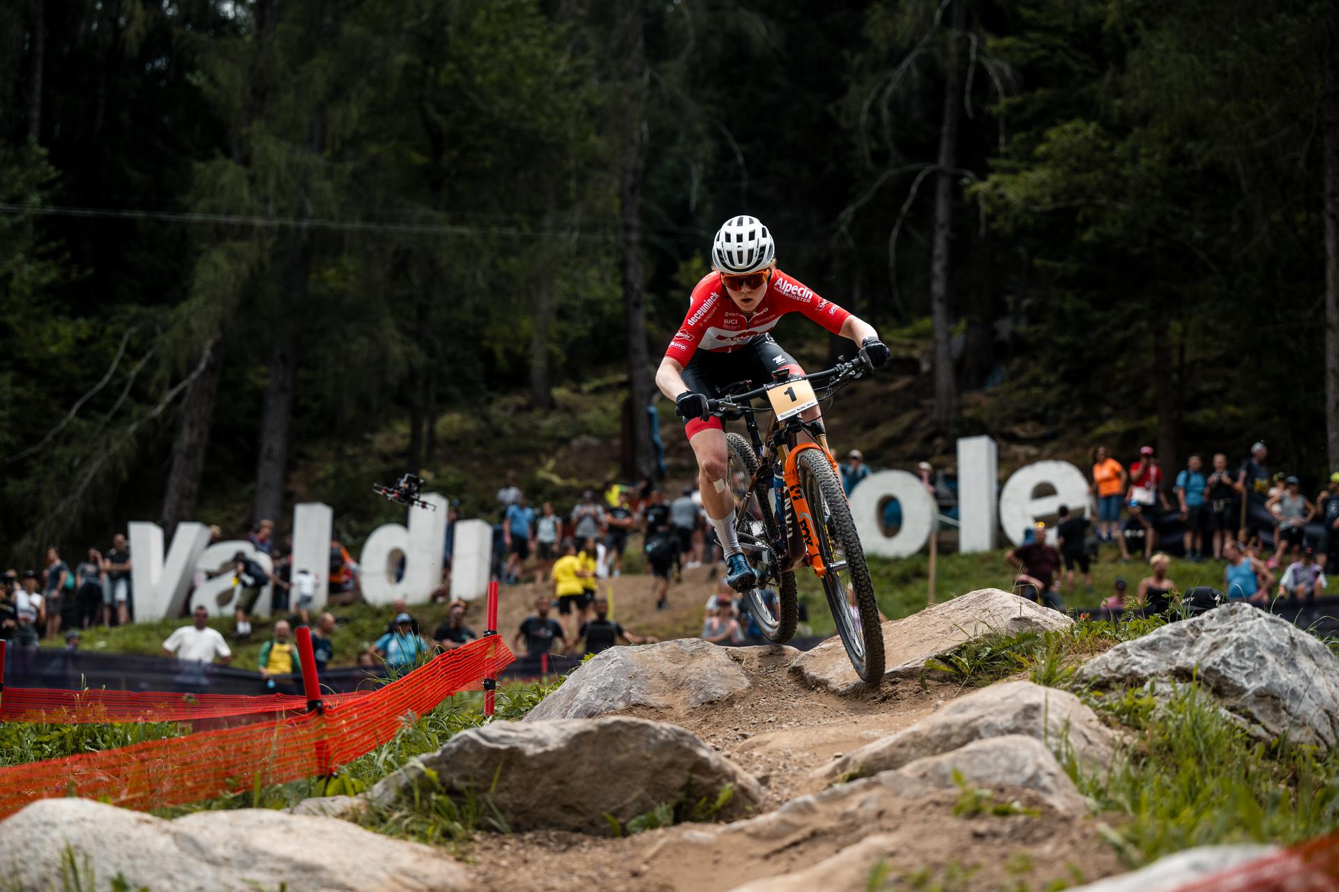 Puck Pieterse zegeviert opnieuw in wereldbekerrace in Val di Sole
