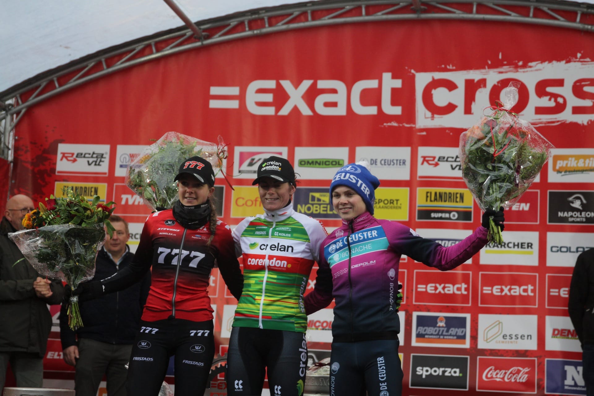 Marion Norbert Riberolle wint duel met Aniek van Alphen in moddercross in Essen