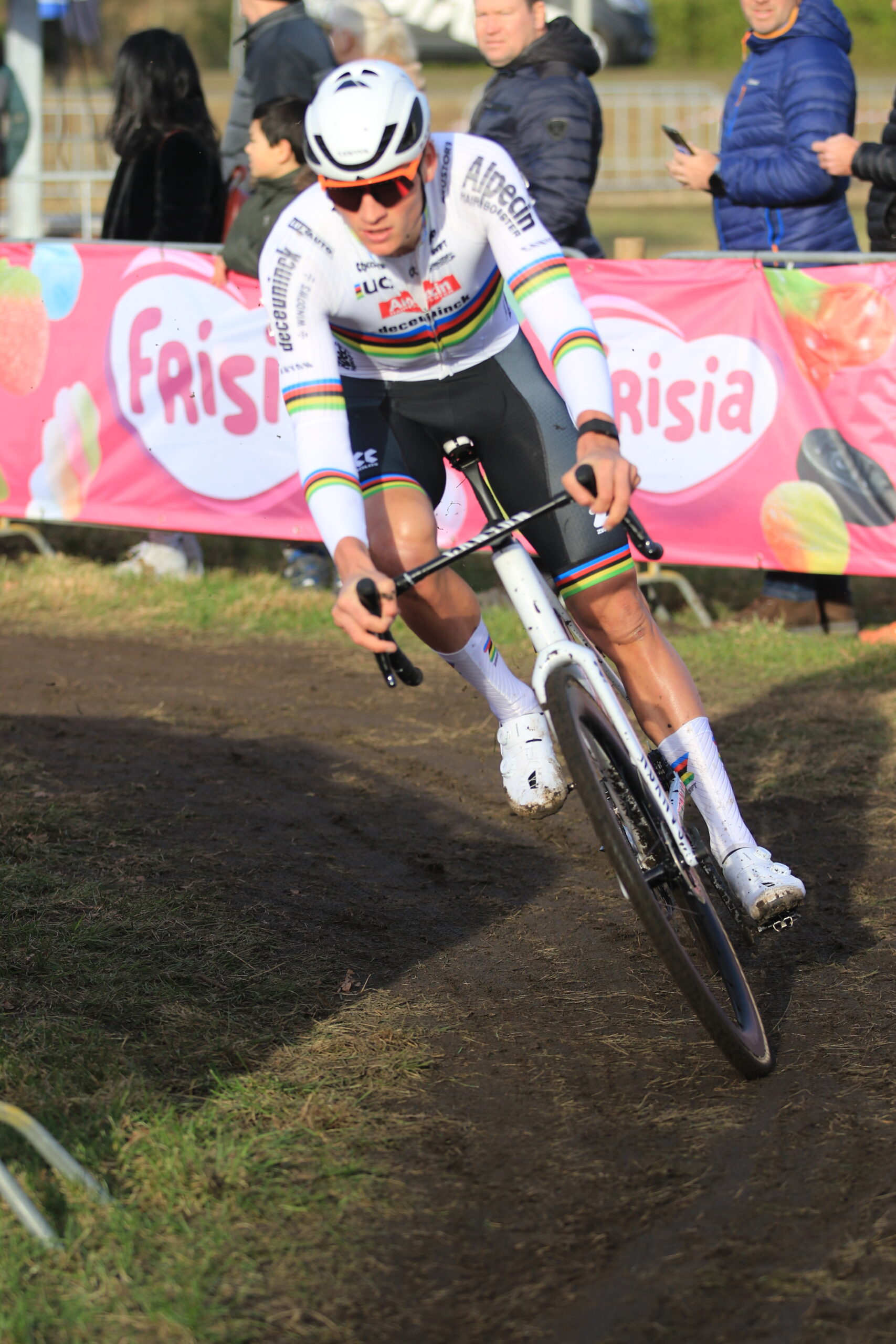 Mathieu van der Poel sluit wereldbekerreeks af met zege voor eigen volk in Hoogerheide
