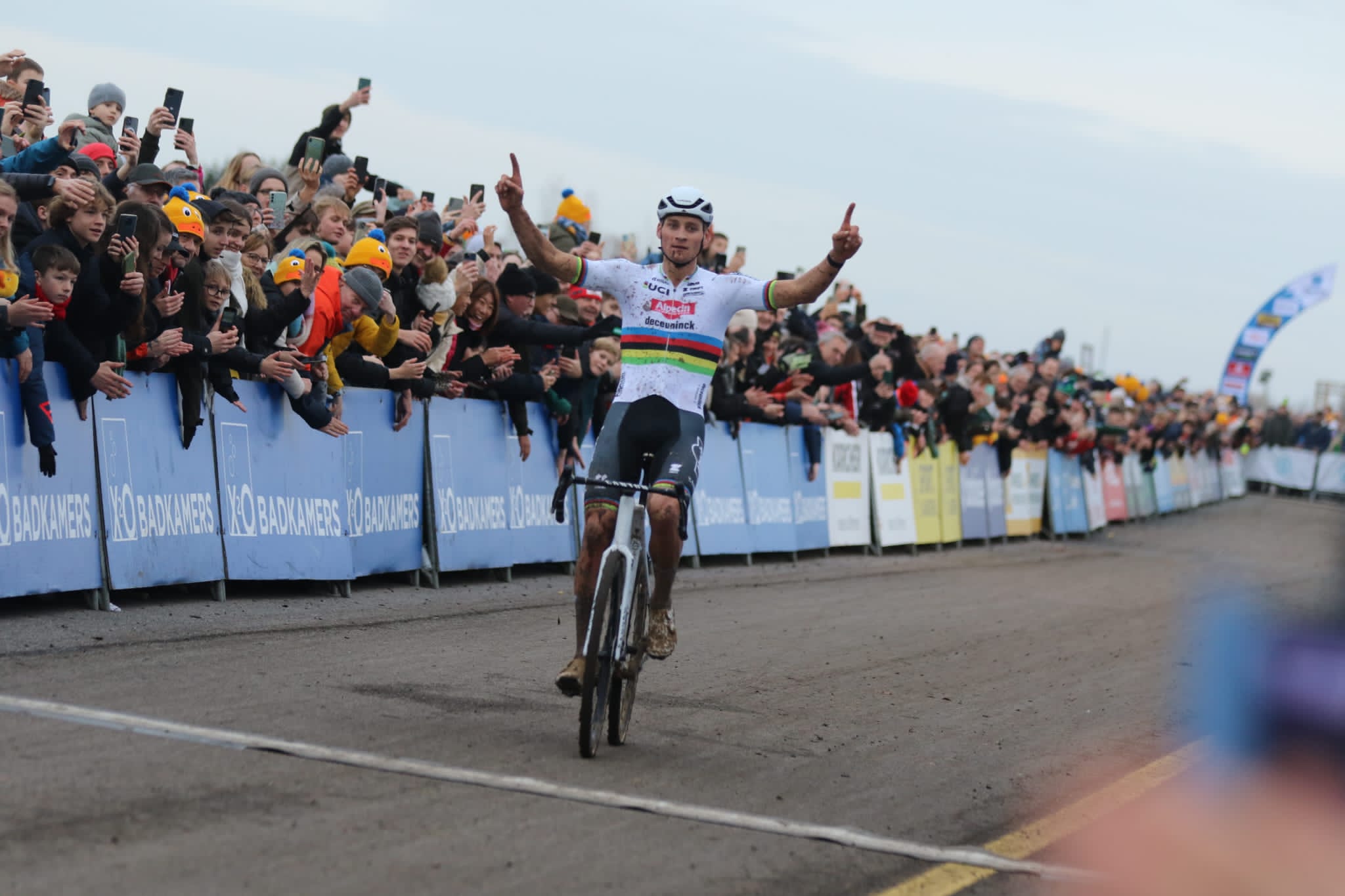 Mathieu van der Poel pakt 9 op 9 in Vlaamse Duinencross in Koksijde