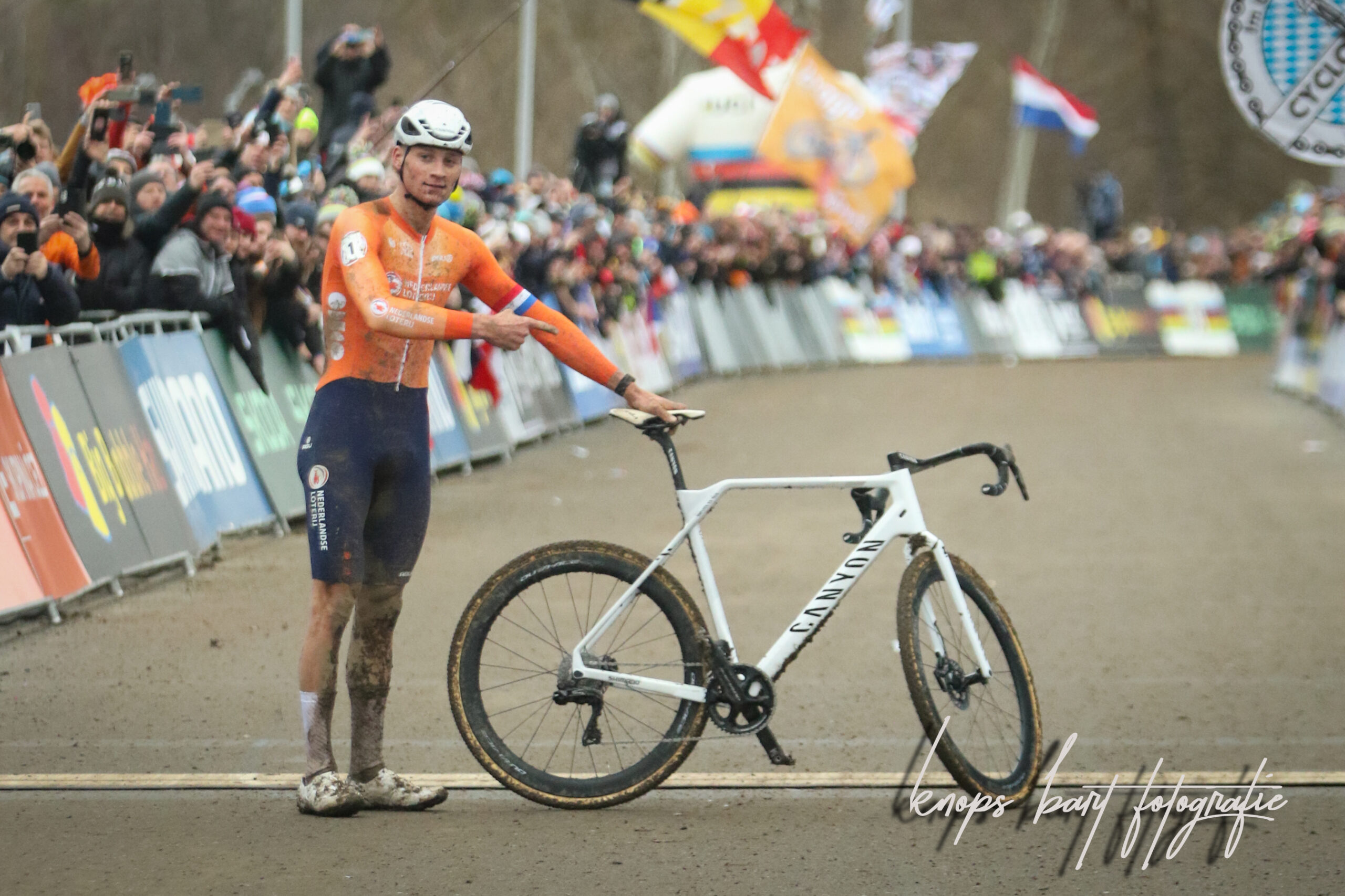 Flying dutchman Mathieu van der Poel vliegt naar wereldtitel in Tábor, Michael Vanthourenhout redt Belgische eer met brons