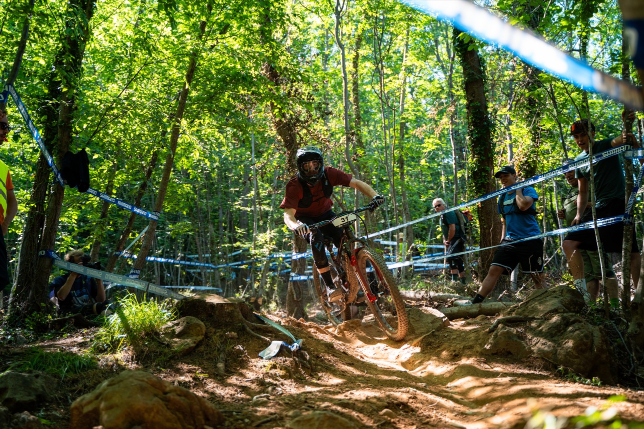 Daniel Booker en Hariet Harnden winnen eerste wereldbekerrace enduro
