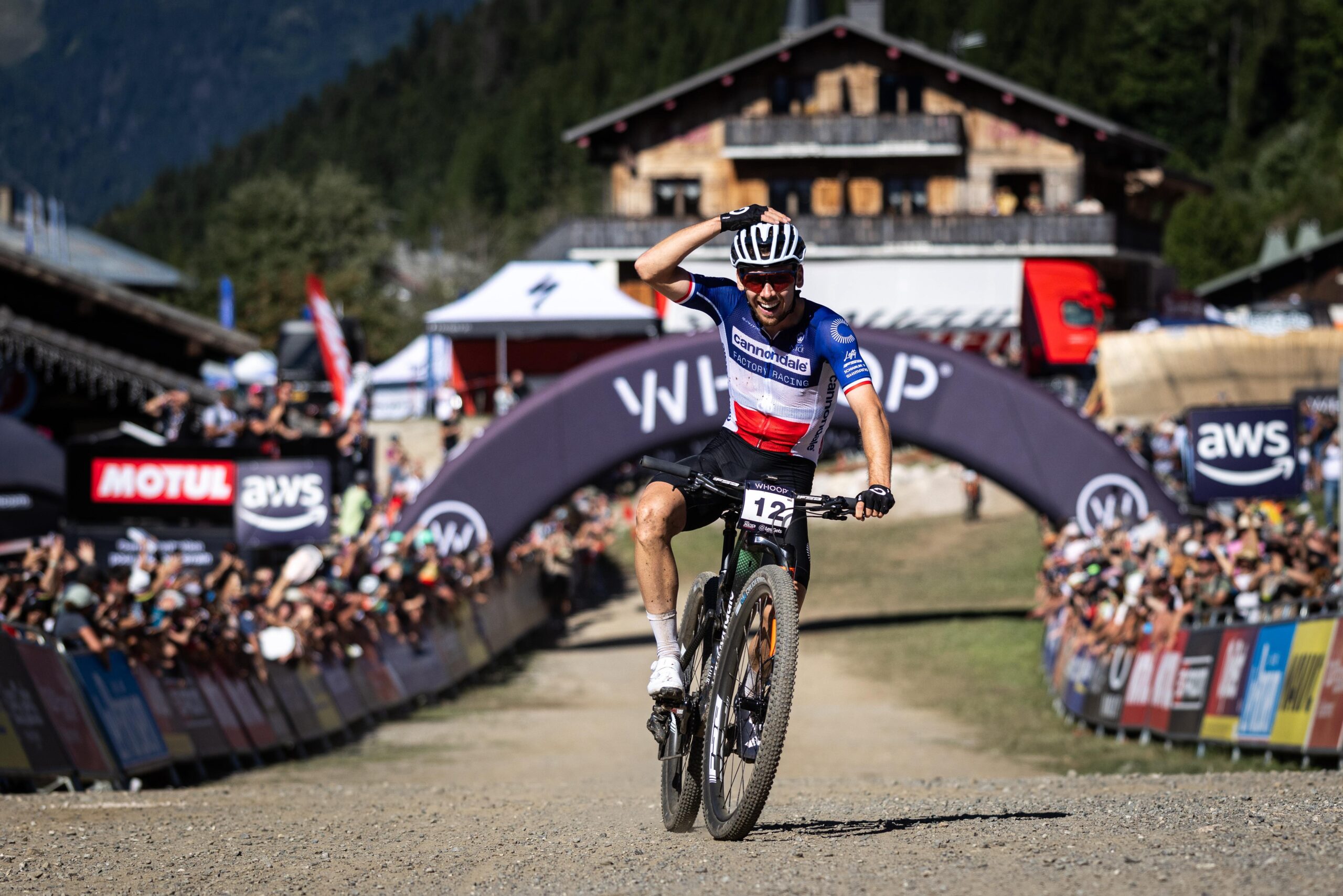 Luca Martin pleziert thuisfans terwijl Jenny Rissveds eerste dubbel pakt in Les Gets
