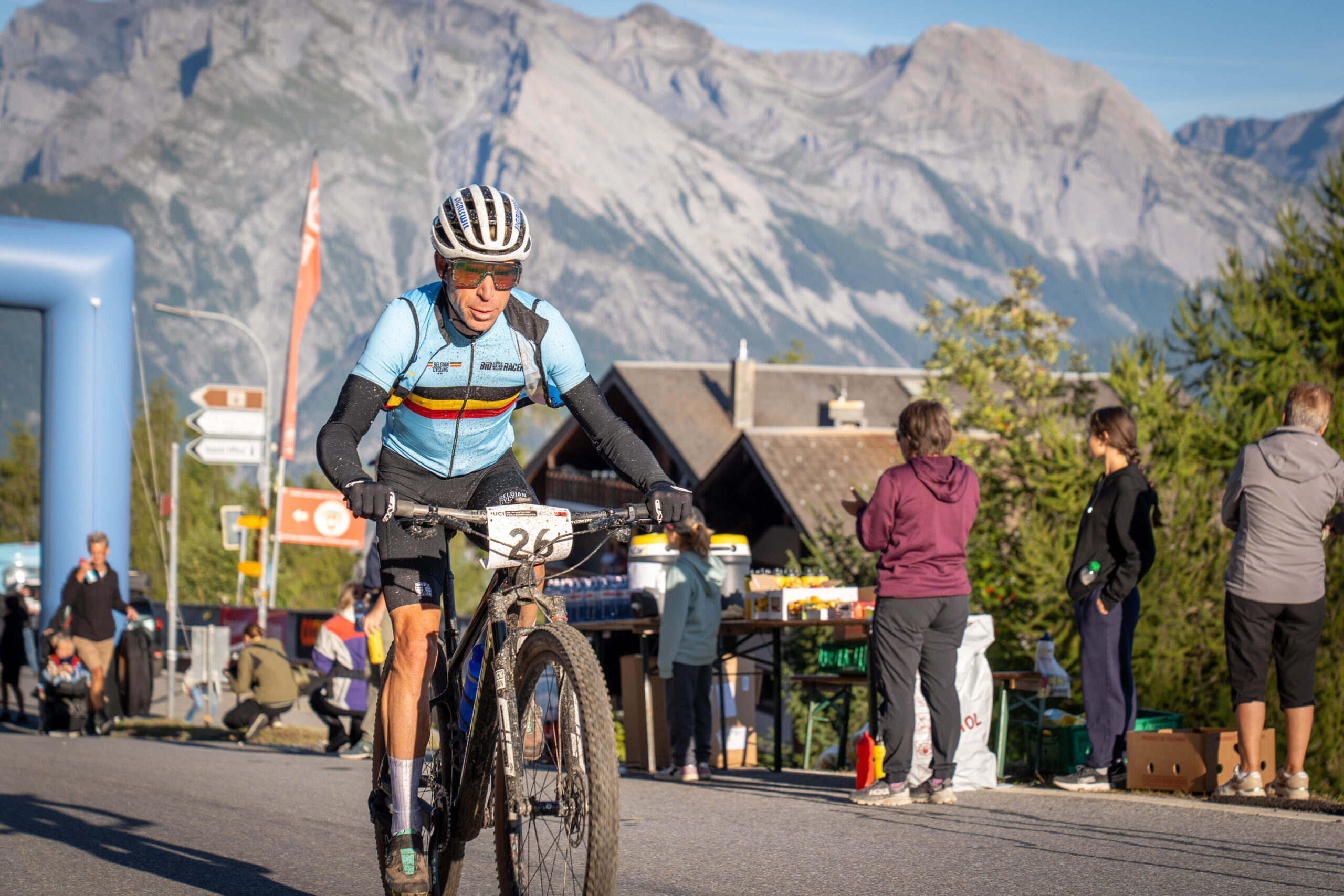 Frans Claes knokt zich in de top 20 van zinderend wereldkampioenschap mountainbike marathon