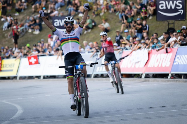 Jenny Rissveds en Victor Koretzky winnen shorttrack in Lenzerheide