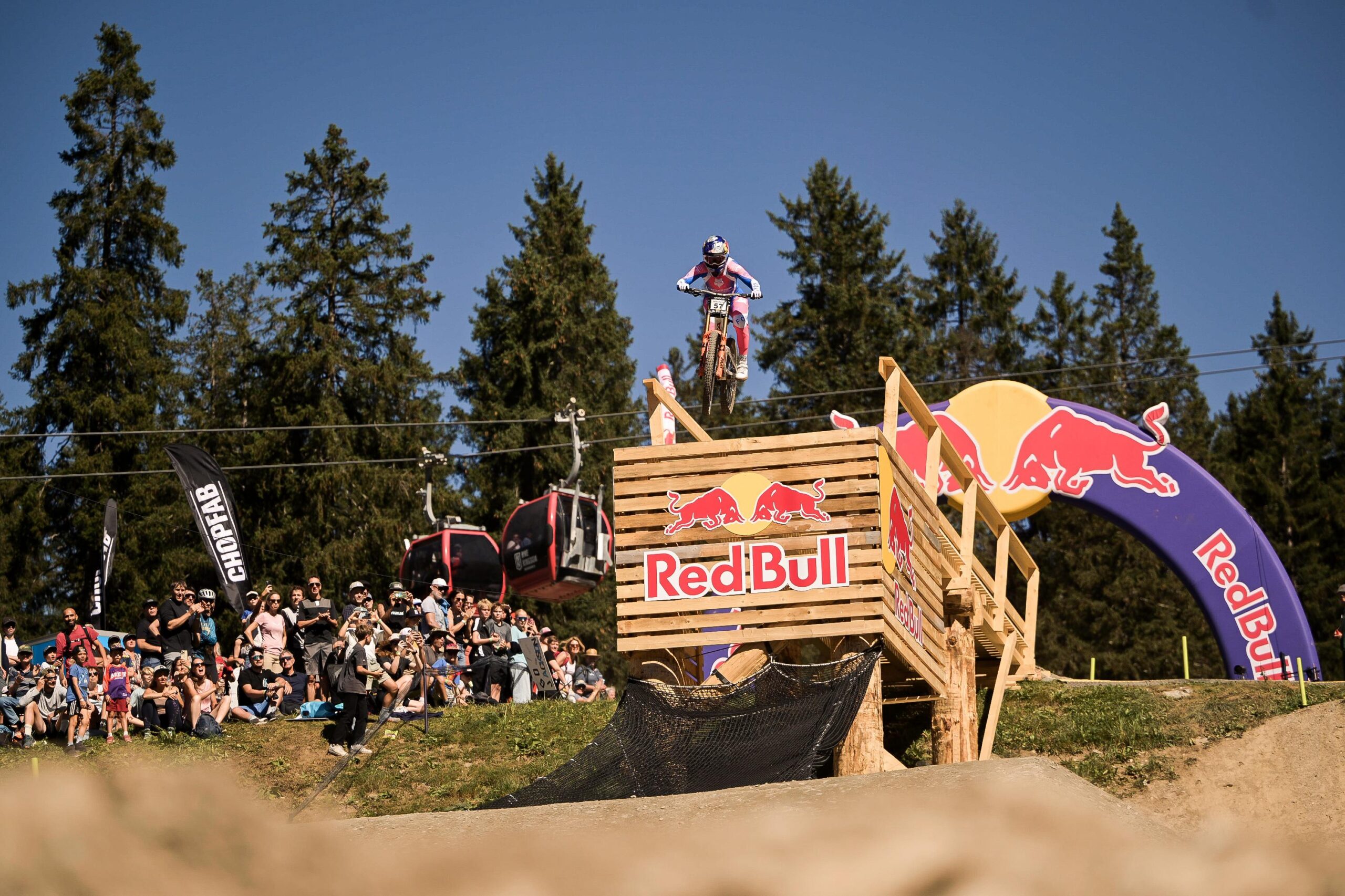 Amaury Pierron en Tahnée Seagrove winnen wereldbeker downhill in Lenzerheide