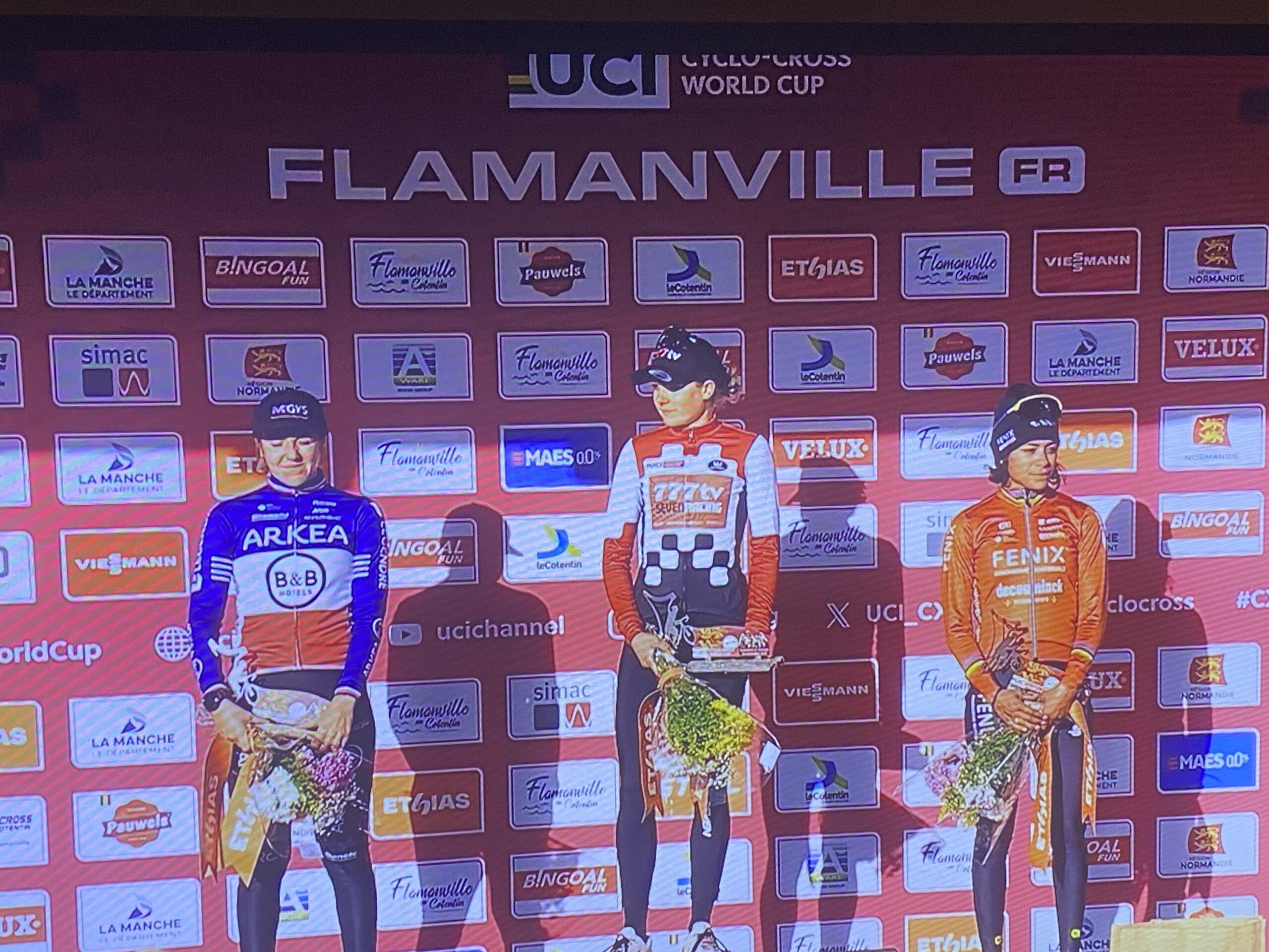 Aniek van Alphen wint haar eerste wereldbekerwedstrijd in Flamanville