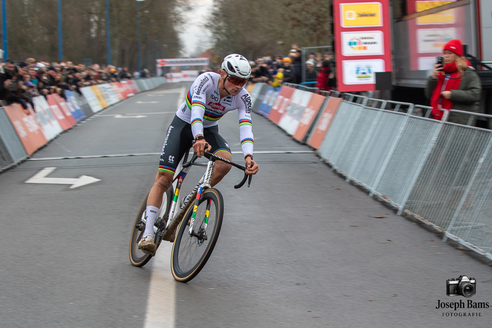 Mathieu van der Poel zegeviert in Gavere
