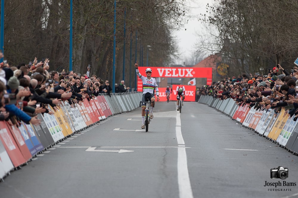 Mathieu van der Poel rijgt derde zege binnen in Koksijde