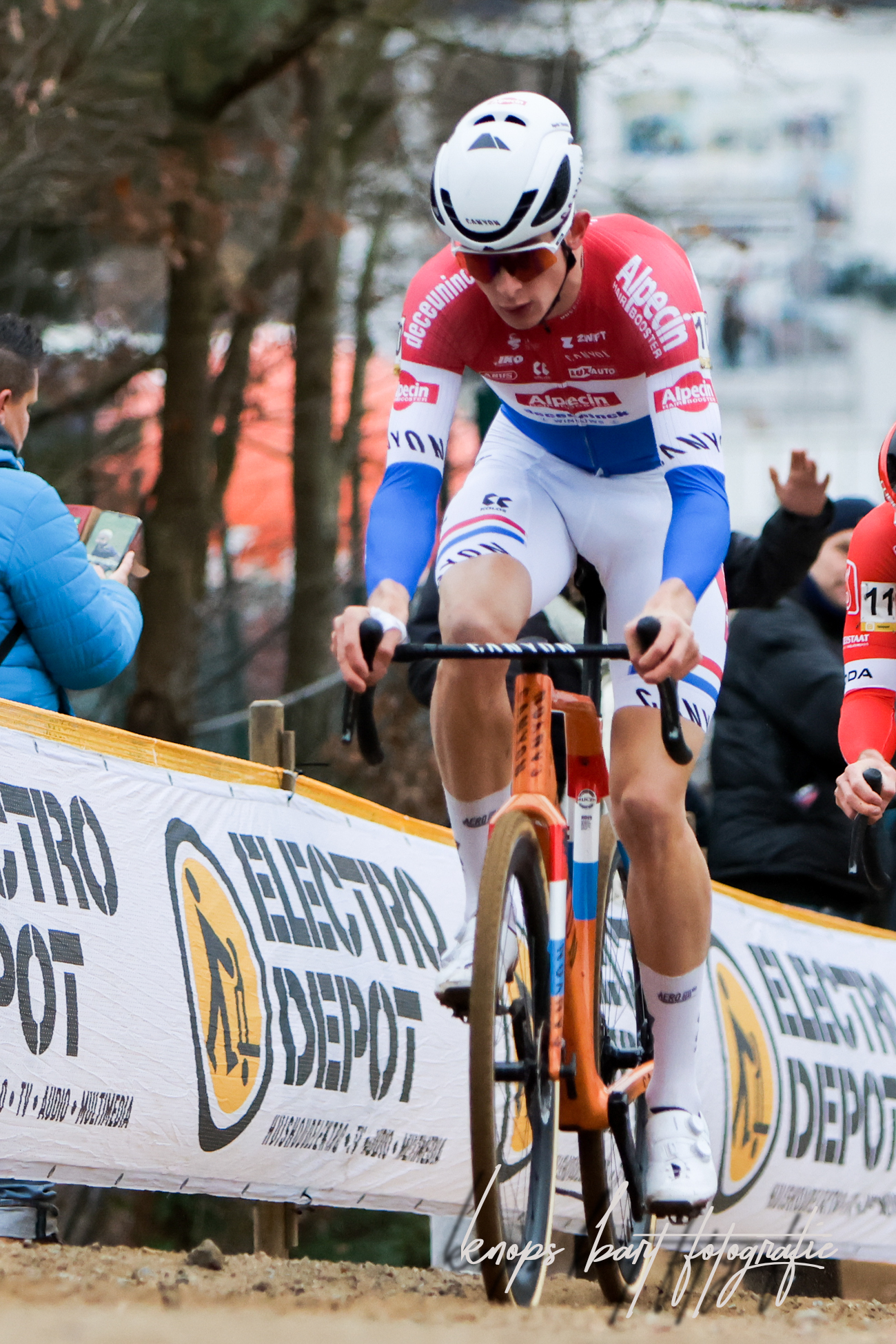 Tibor del Grosso klopt Wout van Aert in een millimeterspurt