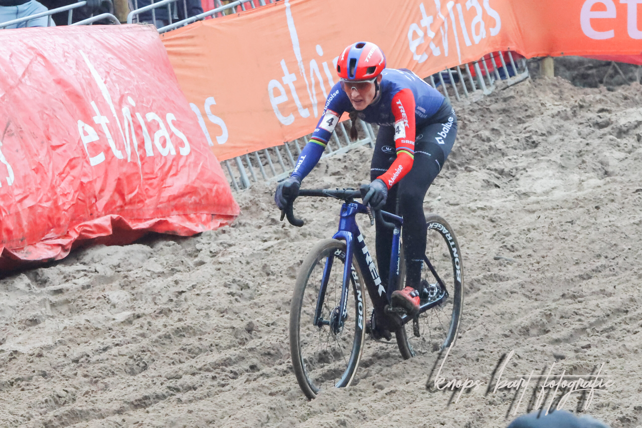 Lucinda Brand wint spannende Azencross na een mooi duel met Zemanovà
