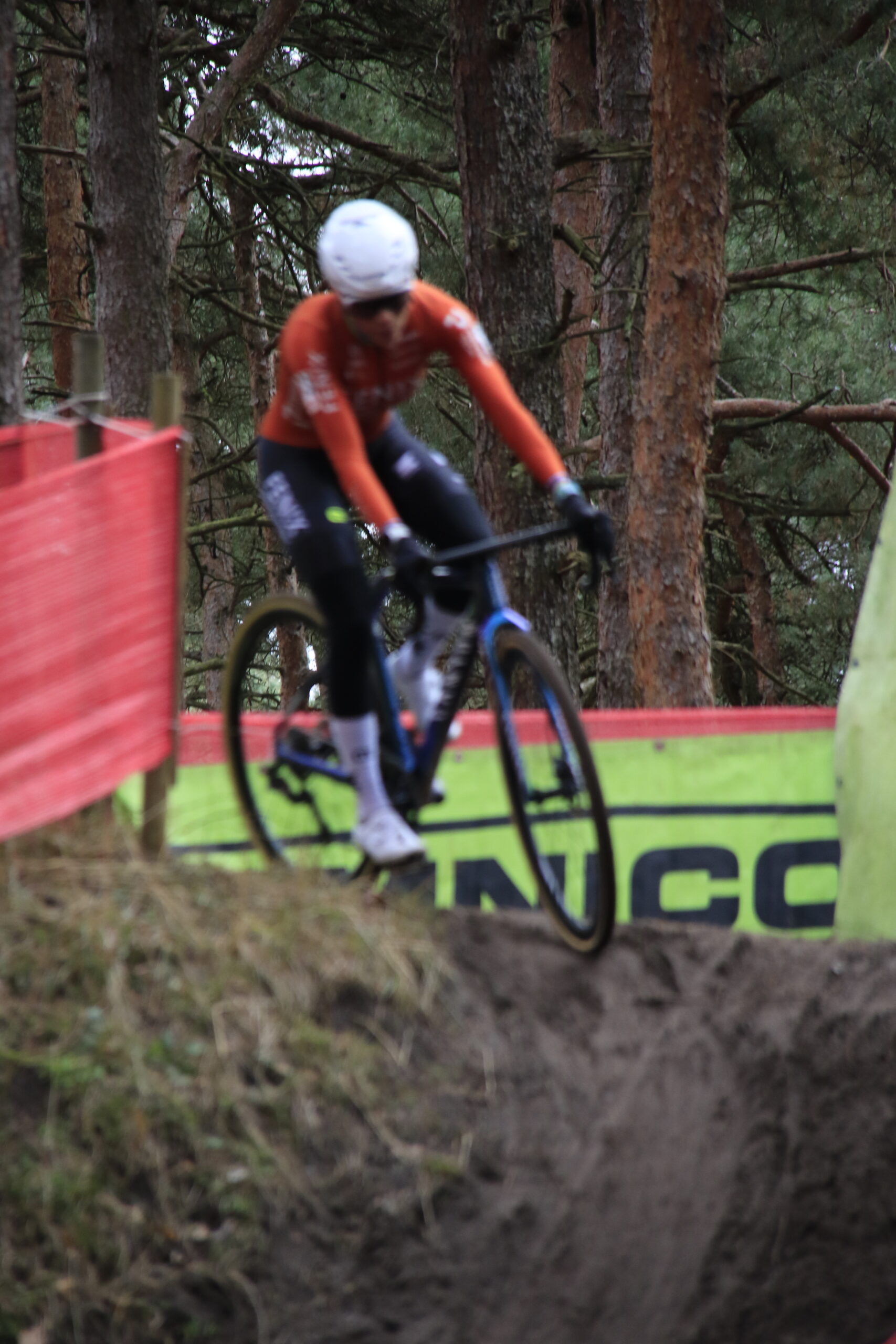 Ceylin Alvarado wint in de sneeuw in Mol