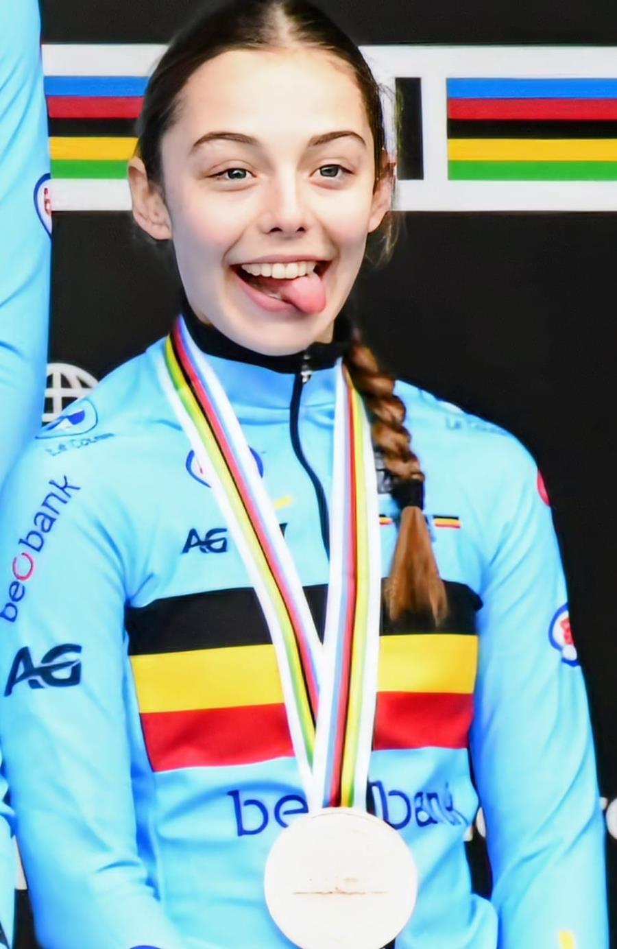 Zita Peeters pakt brons in de Team Relay op het WK veldrijden