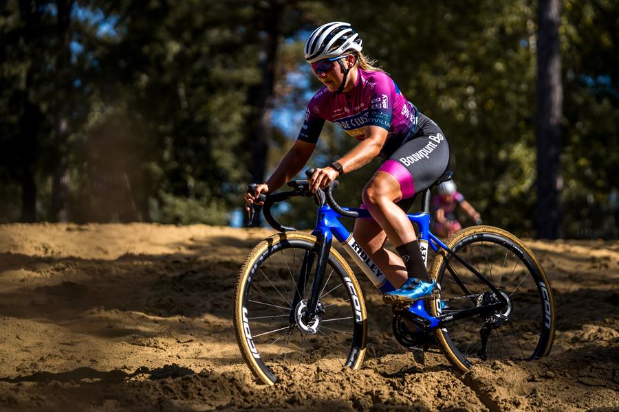 Adegemse veldrijdster Lotte Baele is klaar voor haar eerste BK bij de Elite:“Wie zaterdag het meest technische is, recht blijft en geen lekke banden krijgt, pakt de driekleur!”
