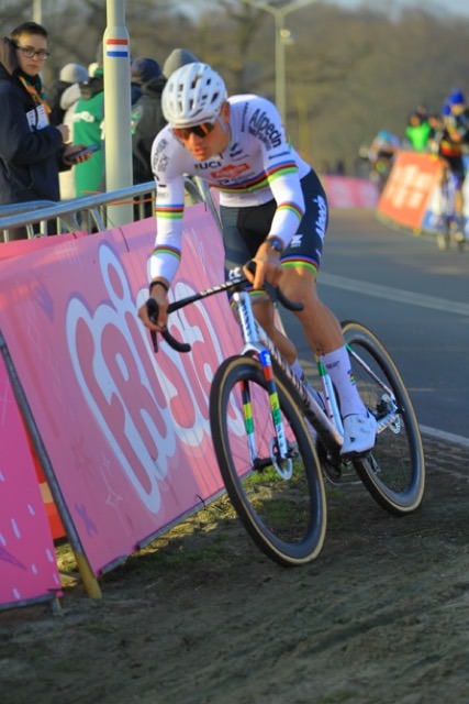 Mathieu van der Poel soleert naar zege in Hoogerheide