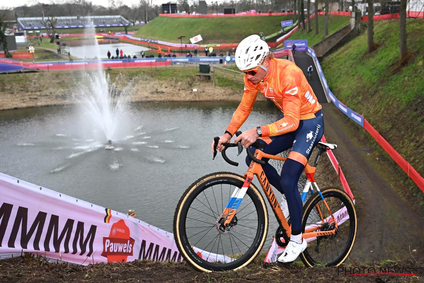 Mathieu van der Poel schrikt even tijdens de verkenning van het WK parcours