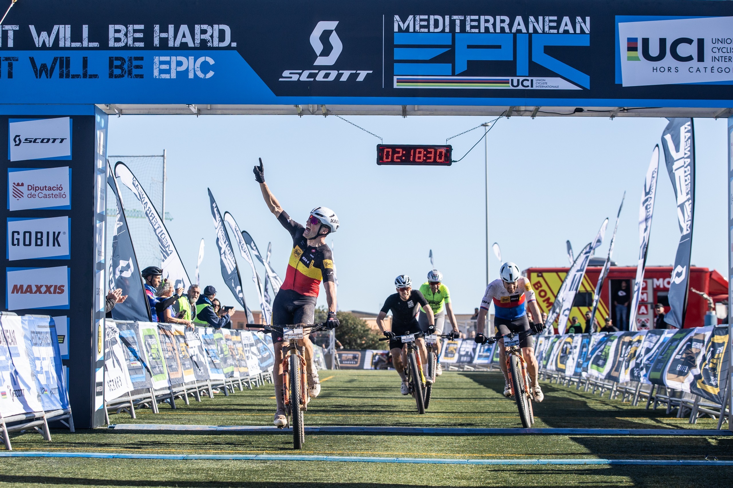 Een indrukwekkende overwinning voor Natalia Fischer en een sprintzege voor Wout Alleman in tweede etappe van de SCOTT Mediterranean Epic