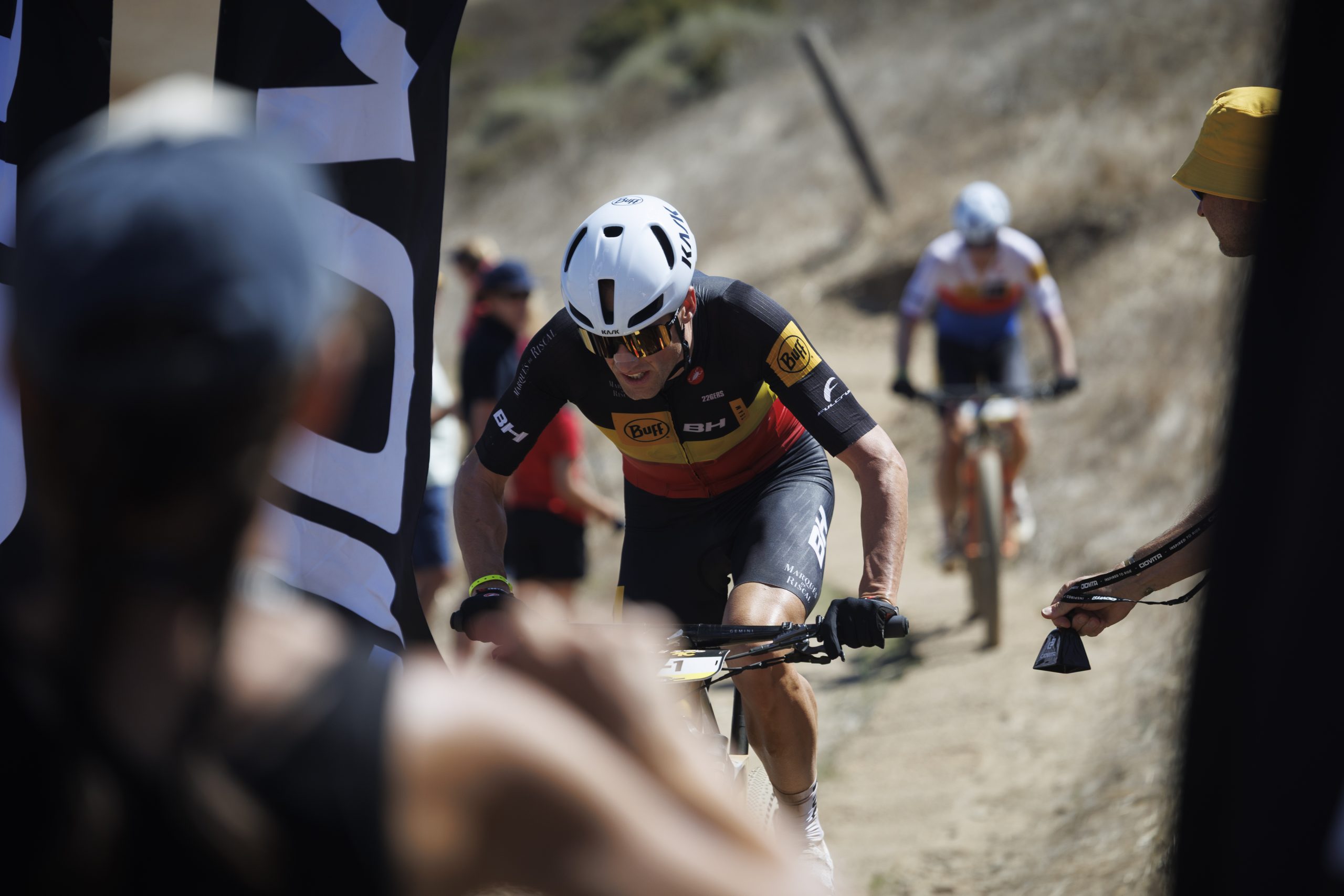 Matthew Beers en Tristan Nordje winnen proloog Cape Epic, Belgen in top 16