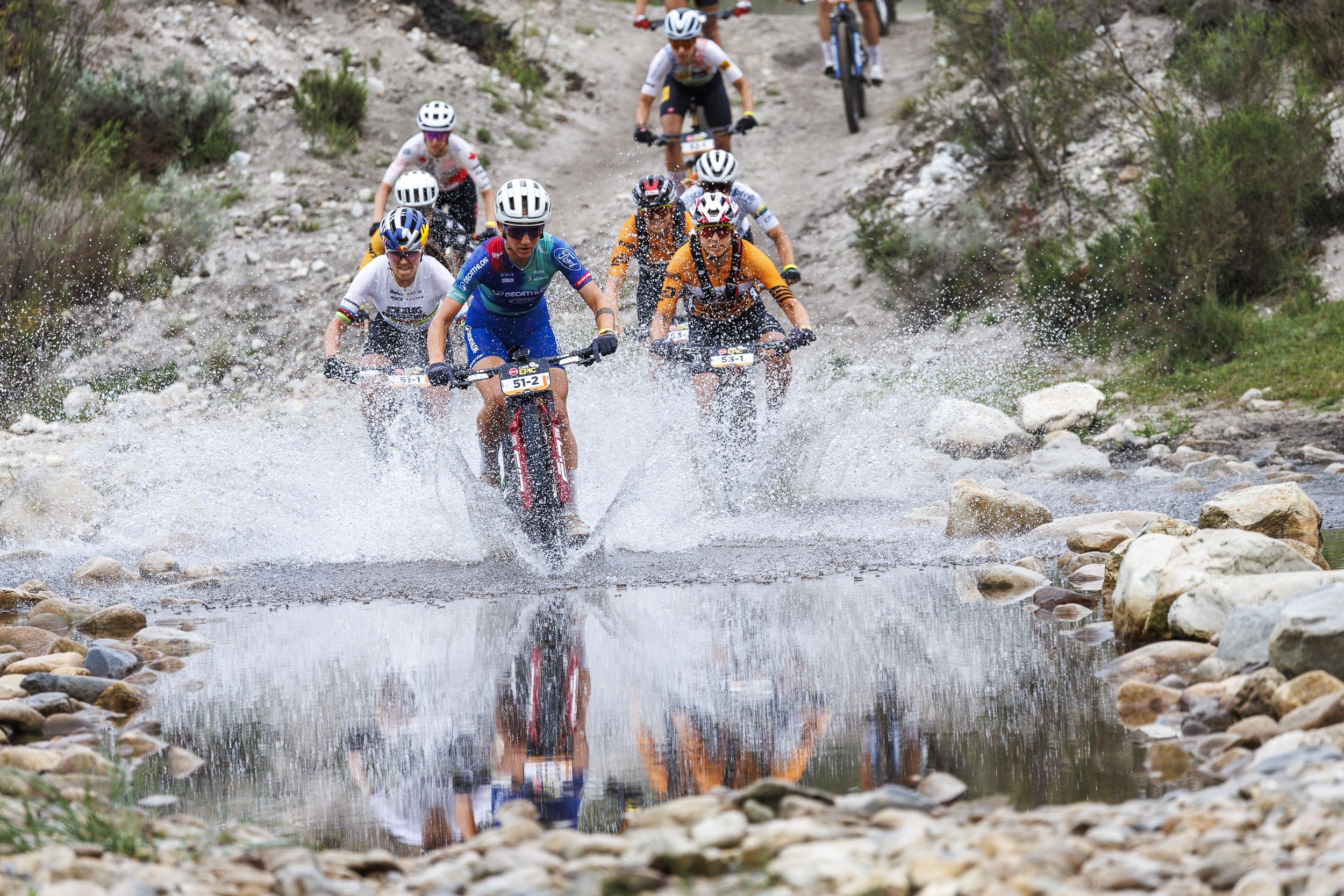 Gaze en Schwarzbauer en Courtney en Seiwald winnen vierde etappe Cape Epic