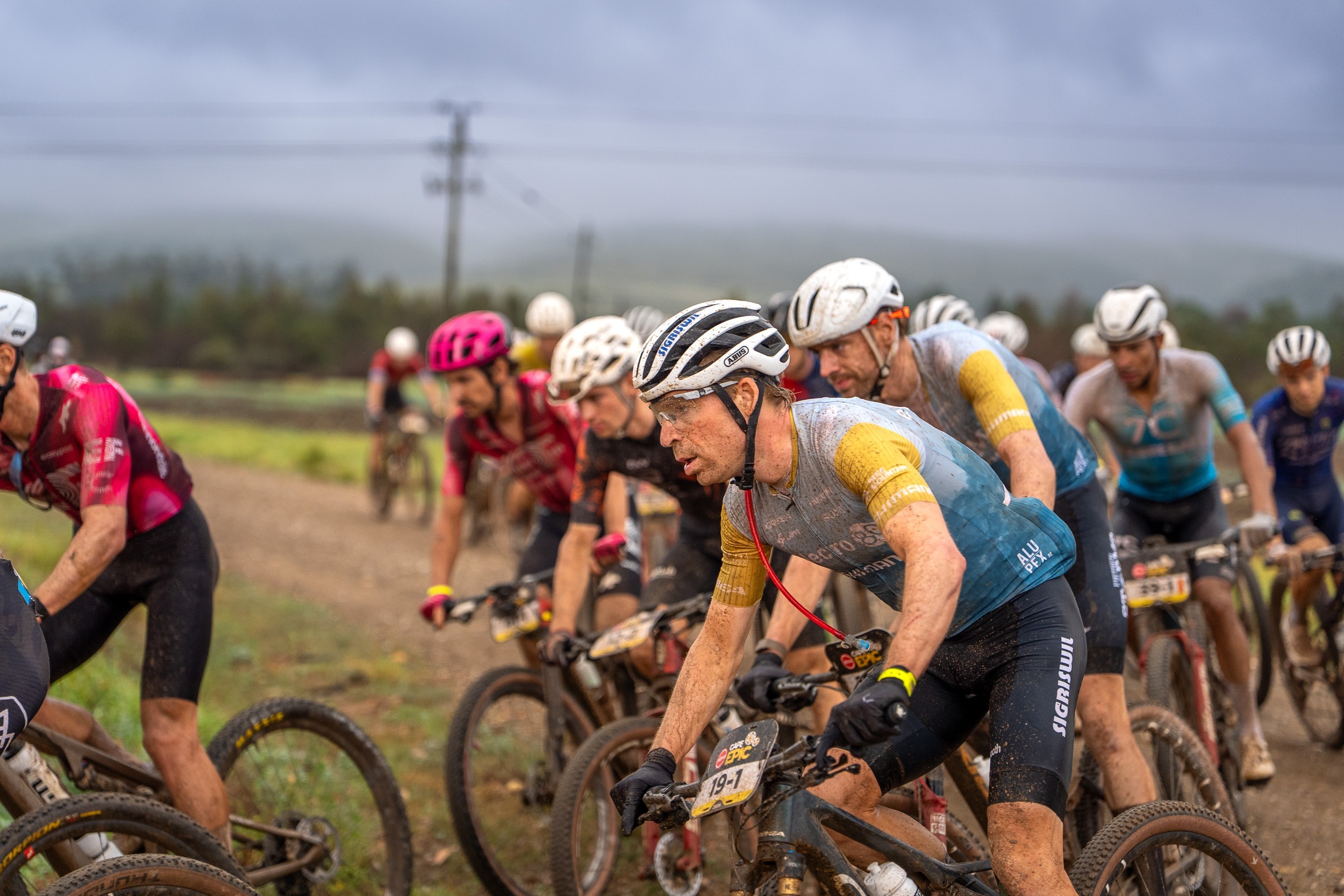 Claes en Panhuyzen trotseren razendsnelle etappe en schuiven richting top-10 van Cape Epic