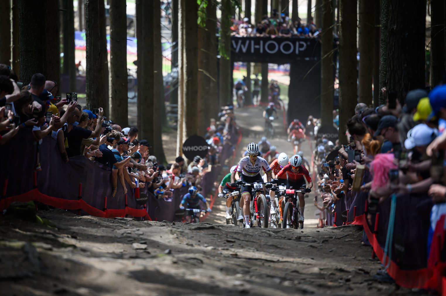 TOM PIDCOCK EN LAURA STIGGER RIJDEN NAAR OVERWINNING IN NOVÉ MĚSTO NA MORAVĚ