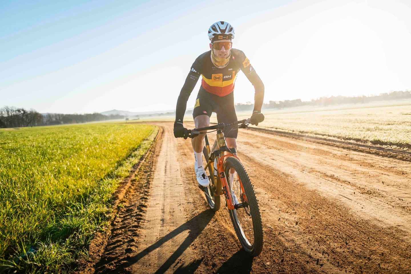 Wout Alleman eindigt vierde in wereldbekerrace in Elba, maar blijft leider