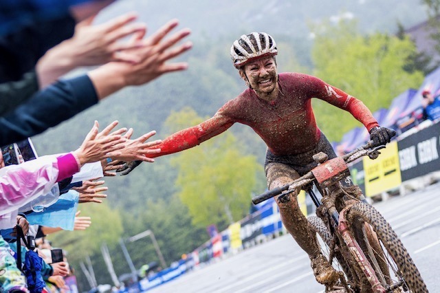 Sina Frei slaat dubbelslag met winst in xco wedstrijd