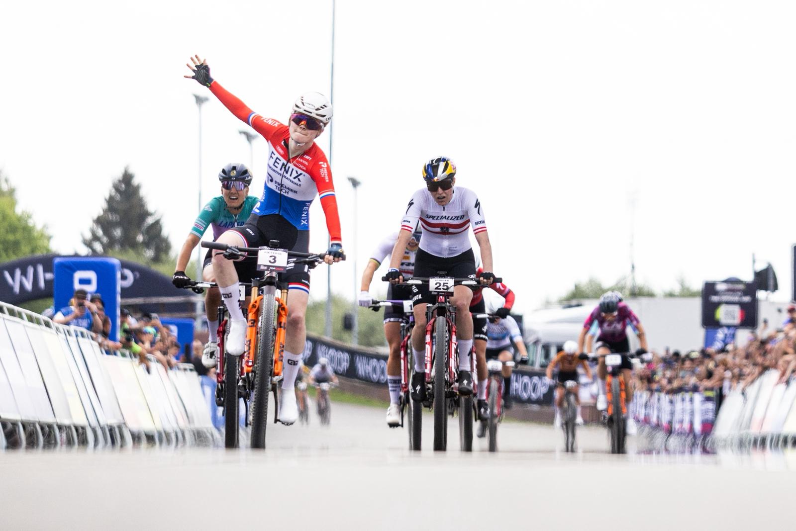 Puck Pieterse en Mathis Azzaro winnen shorttrack in Nové Město Na Moravě