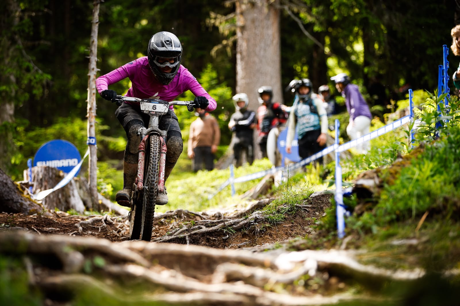 Goldsbury behaalt zijn eerste overwinning in de eliteklasse, terwijl Łukasik terugkeert naar de top in  veeleisende Saalfelden Leogang