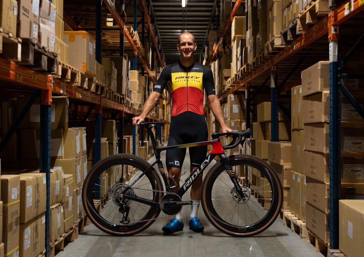 Belgische gravelkampioen Daan Soete ontvangt een speciale ASTR RS in Belgische kleuren voor het Europees Gravelkampioenschap.