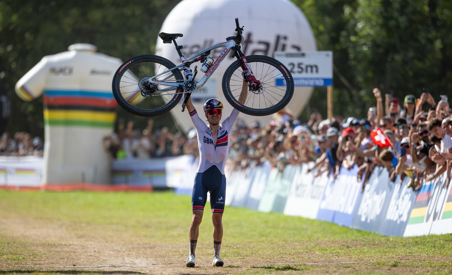 Tom Pidcock is opnieuw wereldkampioen en Sina Frei bij  de vrouwen in Val di Sole