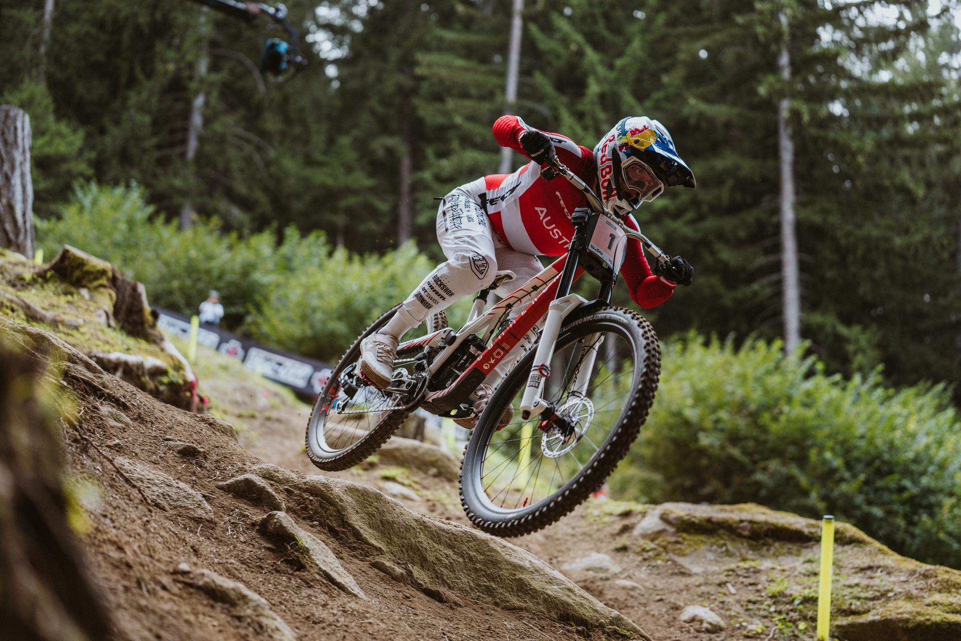 Lisa Baumann en Lachlan Stevens-McNab snelste in kwalificaties WK downhill