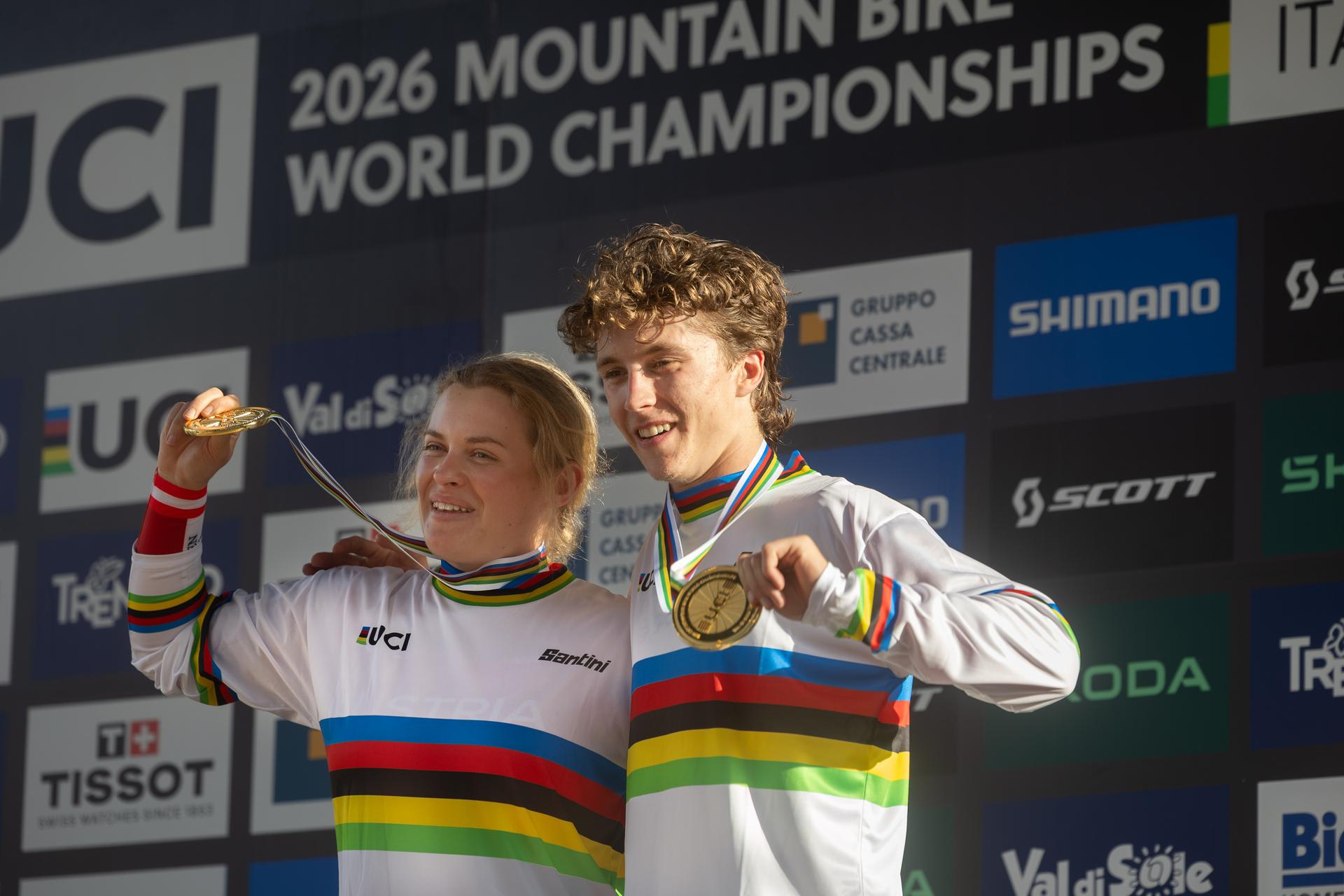 Valentina Höll en Jackson Goldstone verlengen verlengen wereldtitel downhill