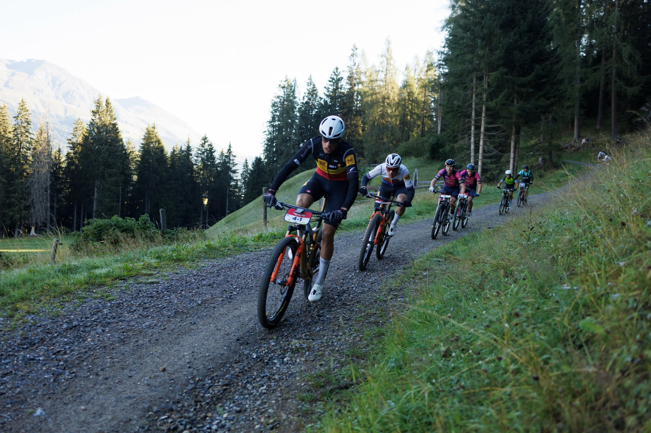 Anna Weinbeer & Claudi Peretti en Fadri Barandun & Andrin Beeli pakken eindwinst in Swiss Epic