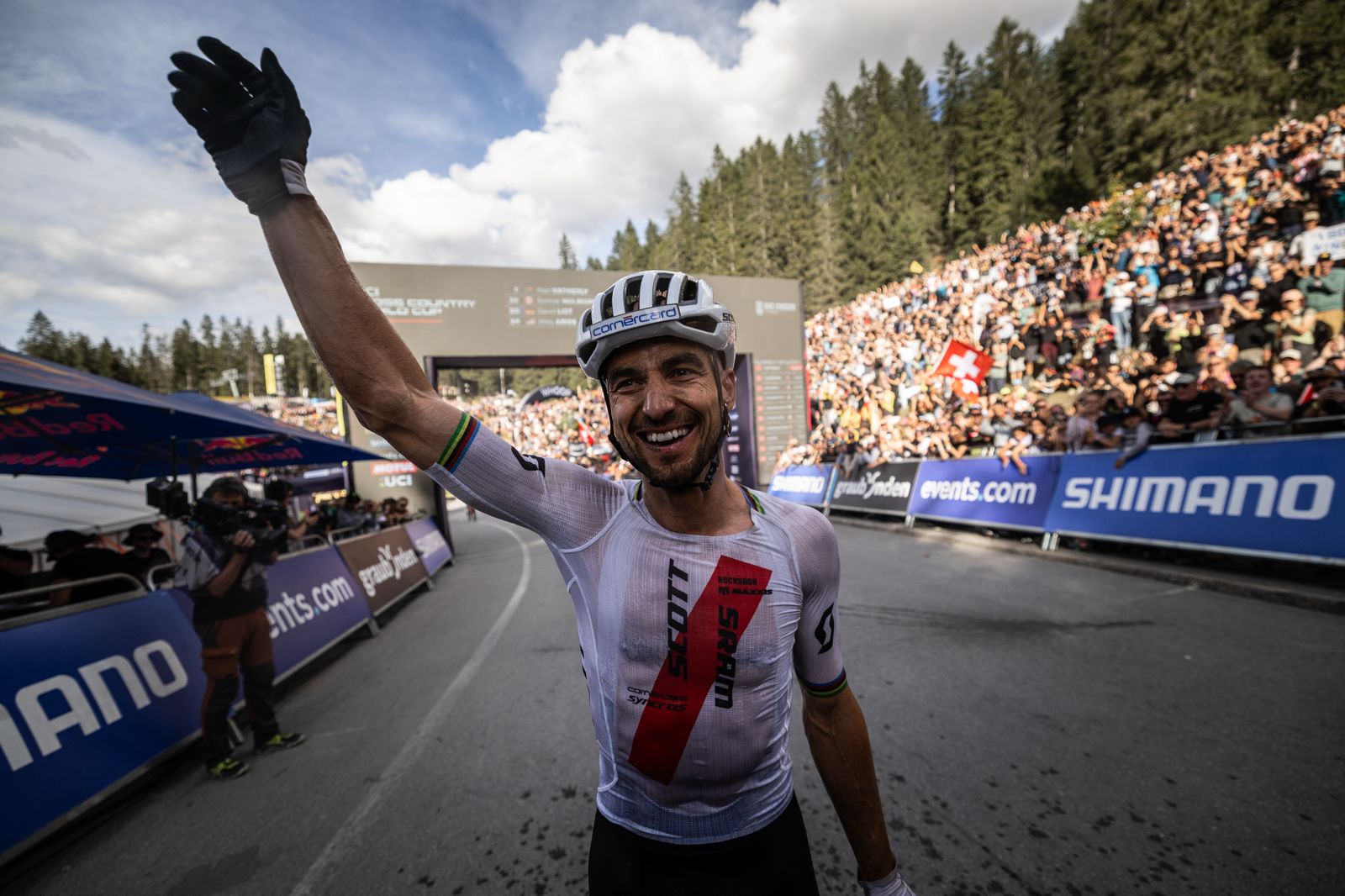 Nino Schurter met helikopter gered uit de bergen na zware crash